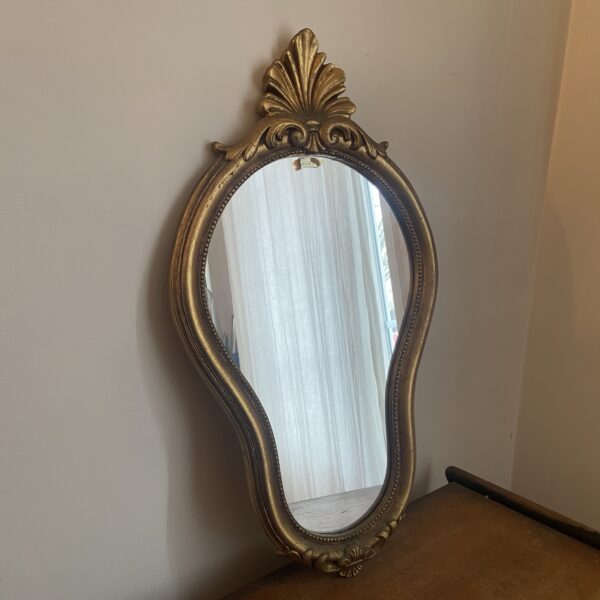 Miroir doré de style baroque