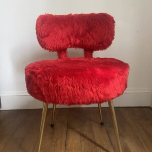 Chaise en moumoute rouge vintage