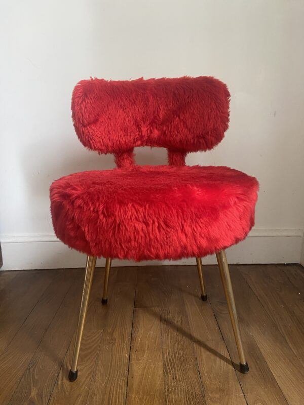 Chaise en moumoute rouge vintage