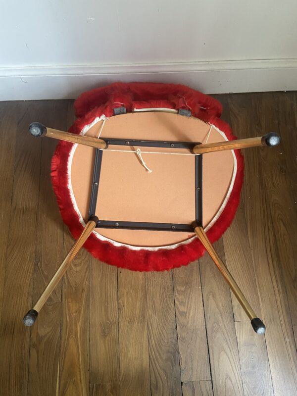 Chaise en moumoute rouge vintage – Image 5