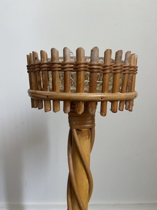 Cendrier sur pied en rotin vintage – Image 3