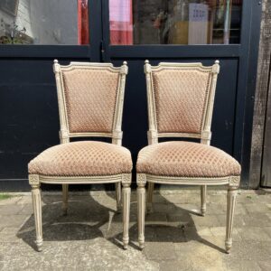 Paire de chaises de style Louis XVI