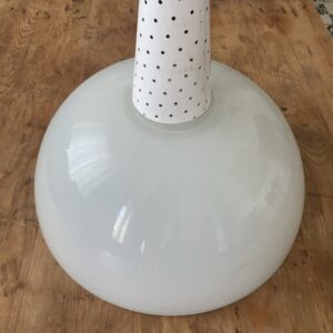 Suspension vintage en verre holophane et tôle perforée