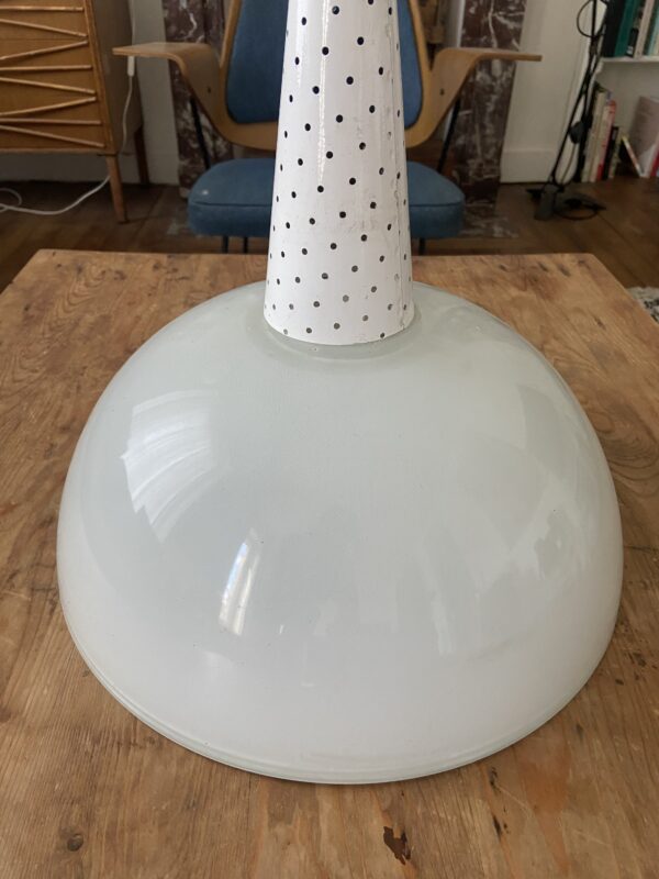 Suspension vintage en verre holophane et tôle perforée – Image 2