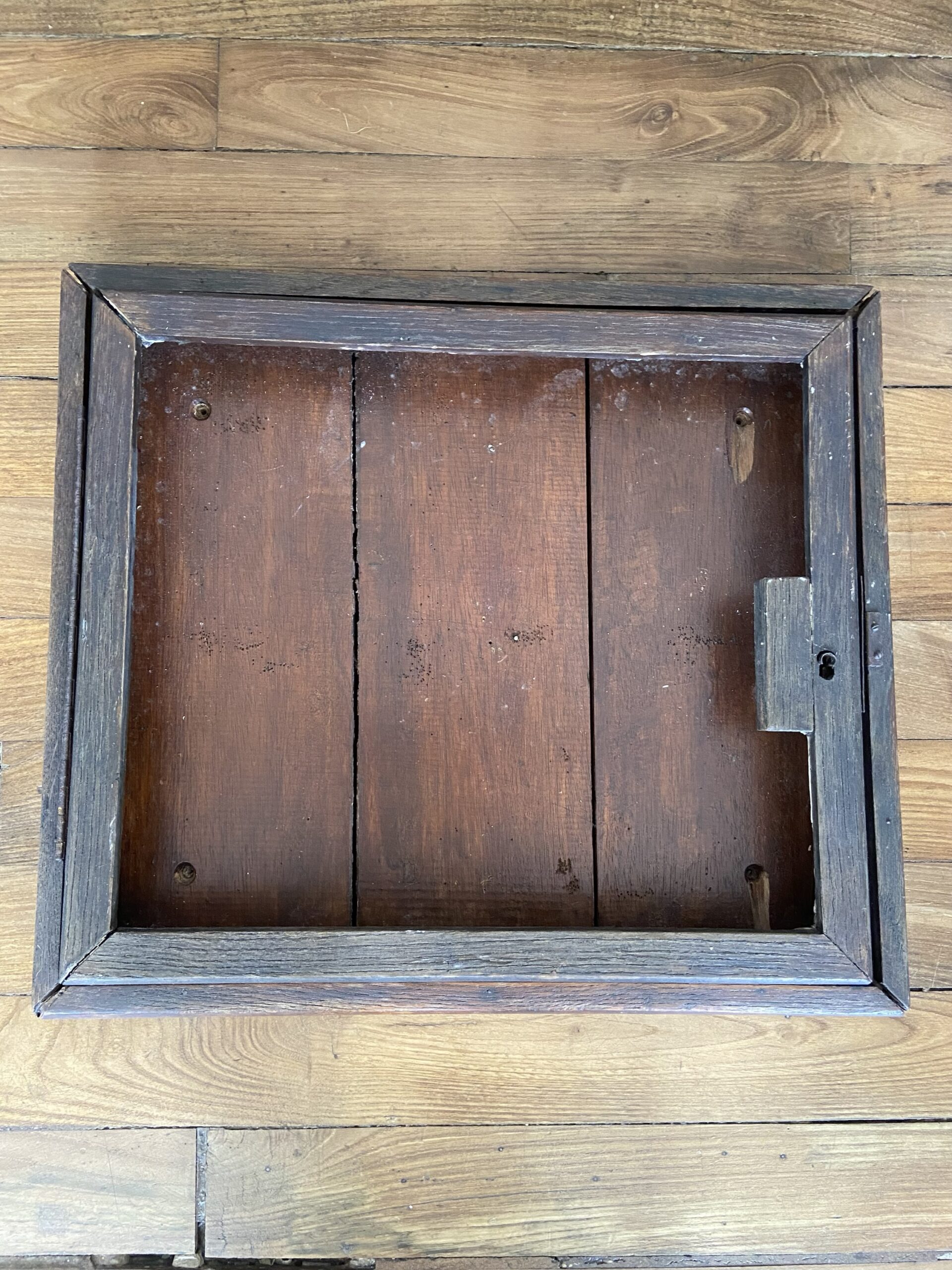 Vitrine de magasin à suspendre