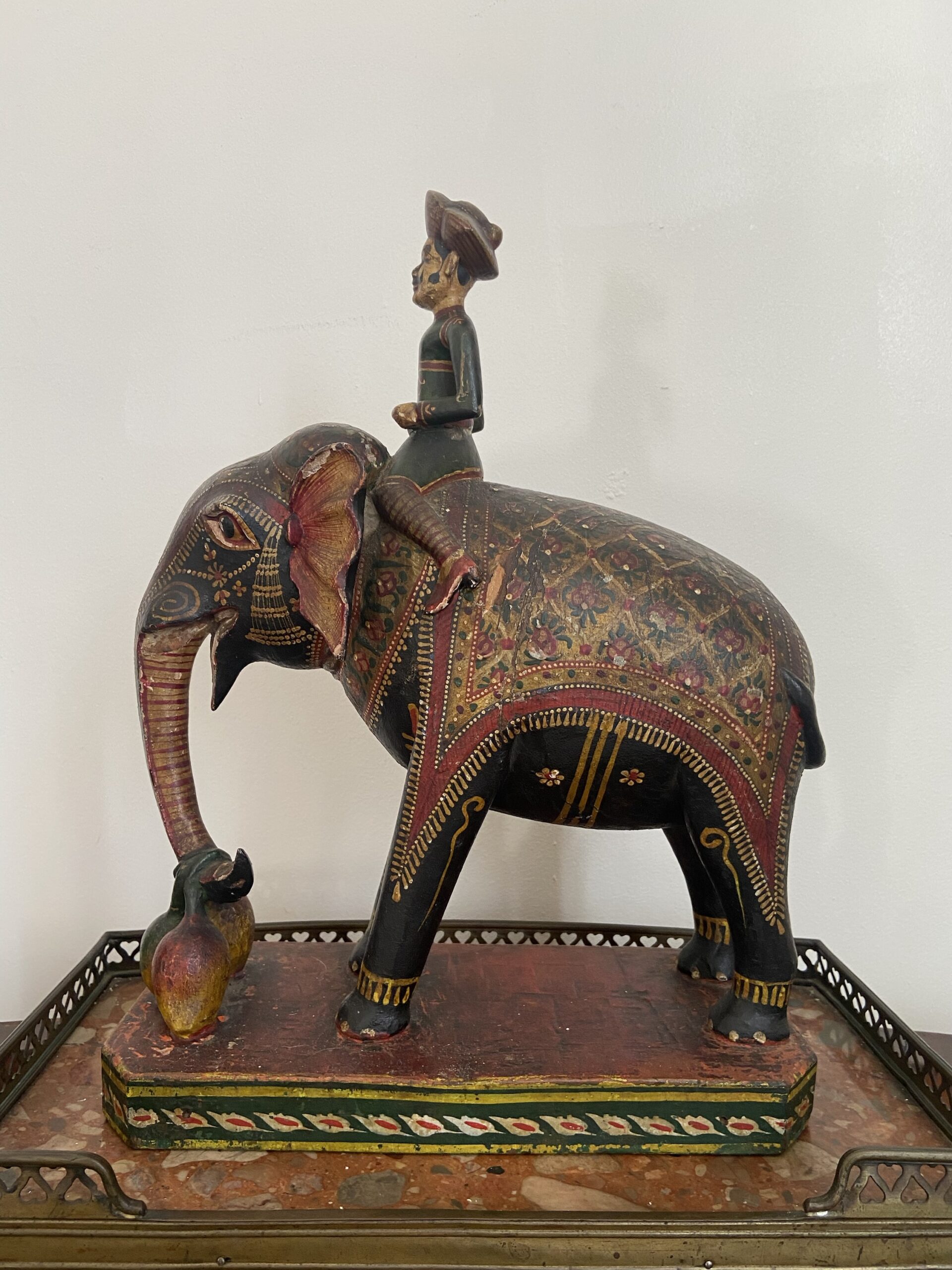Statue d’éléphant polychrome