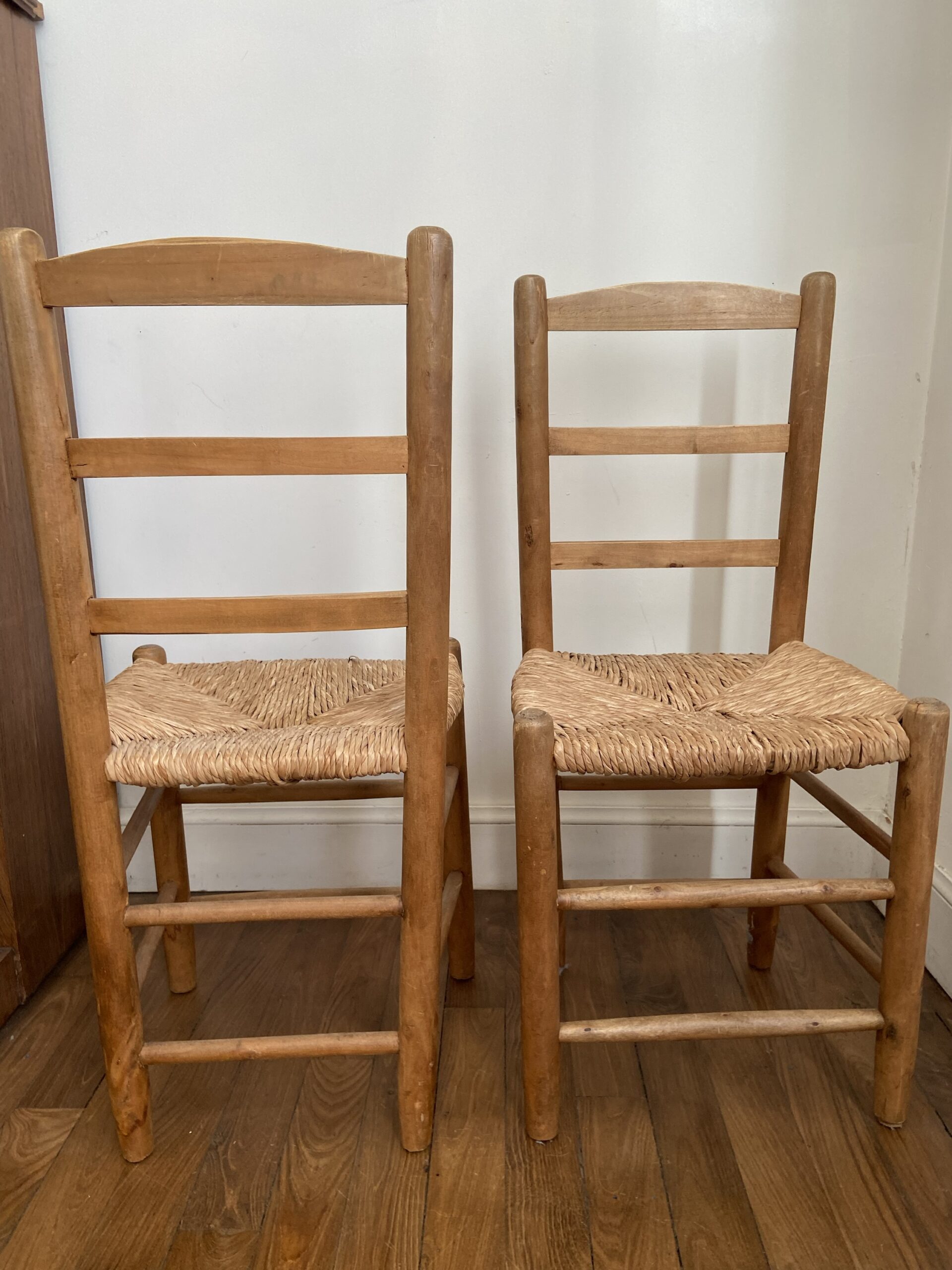 Paire de chaises paillées vintage – Image 4