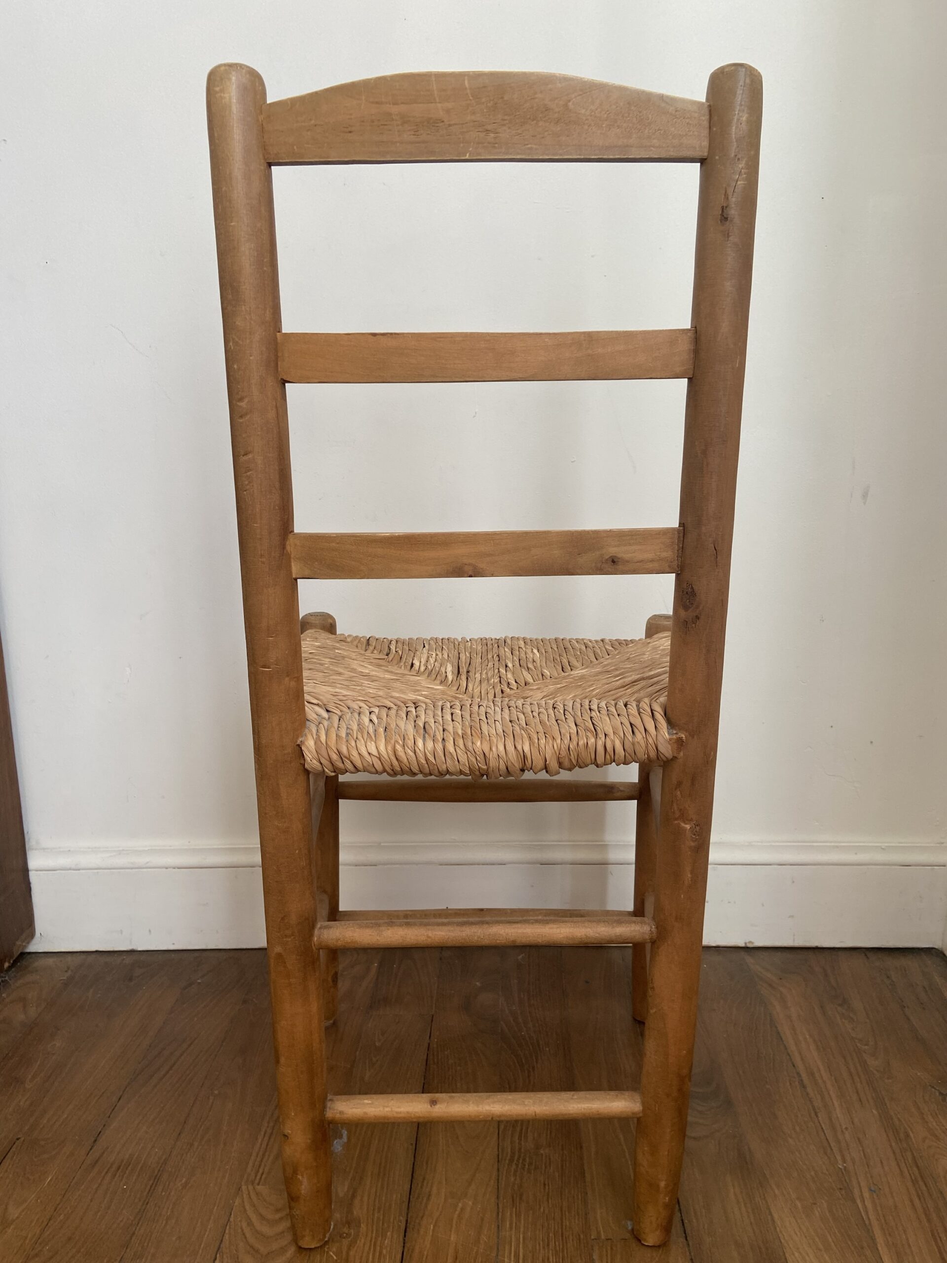 Paire de chaises paillées vintage – Image 3