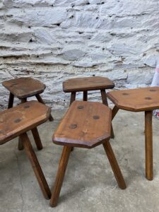 Tabouret tripode de style brutaliste