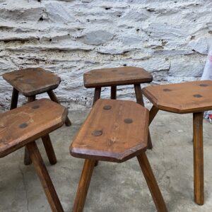 Tabouret tripode de style brutaliste