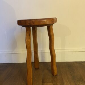 Tabouret tripode brutaliste