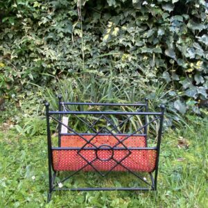 Porte revue en métal perforé vintage