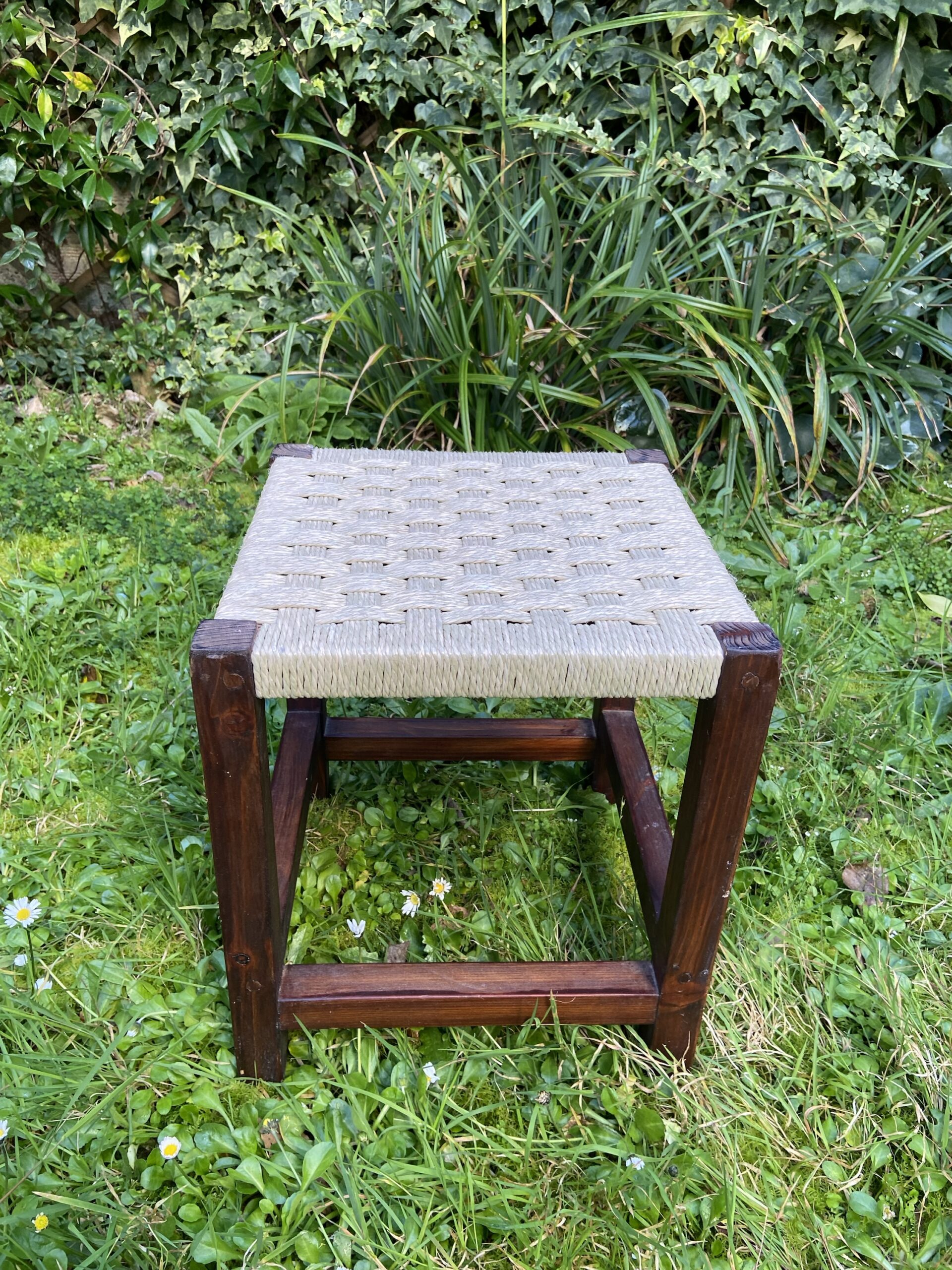 Tabouret vintage en bois et corde