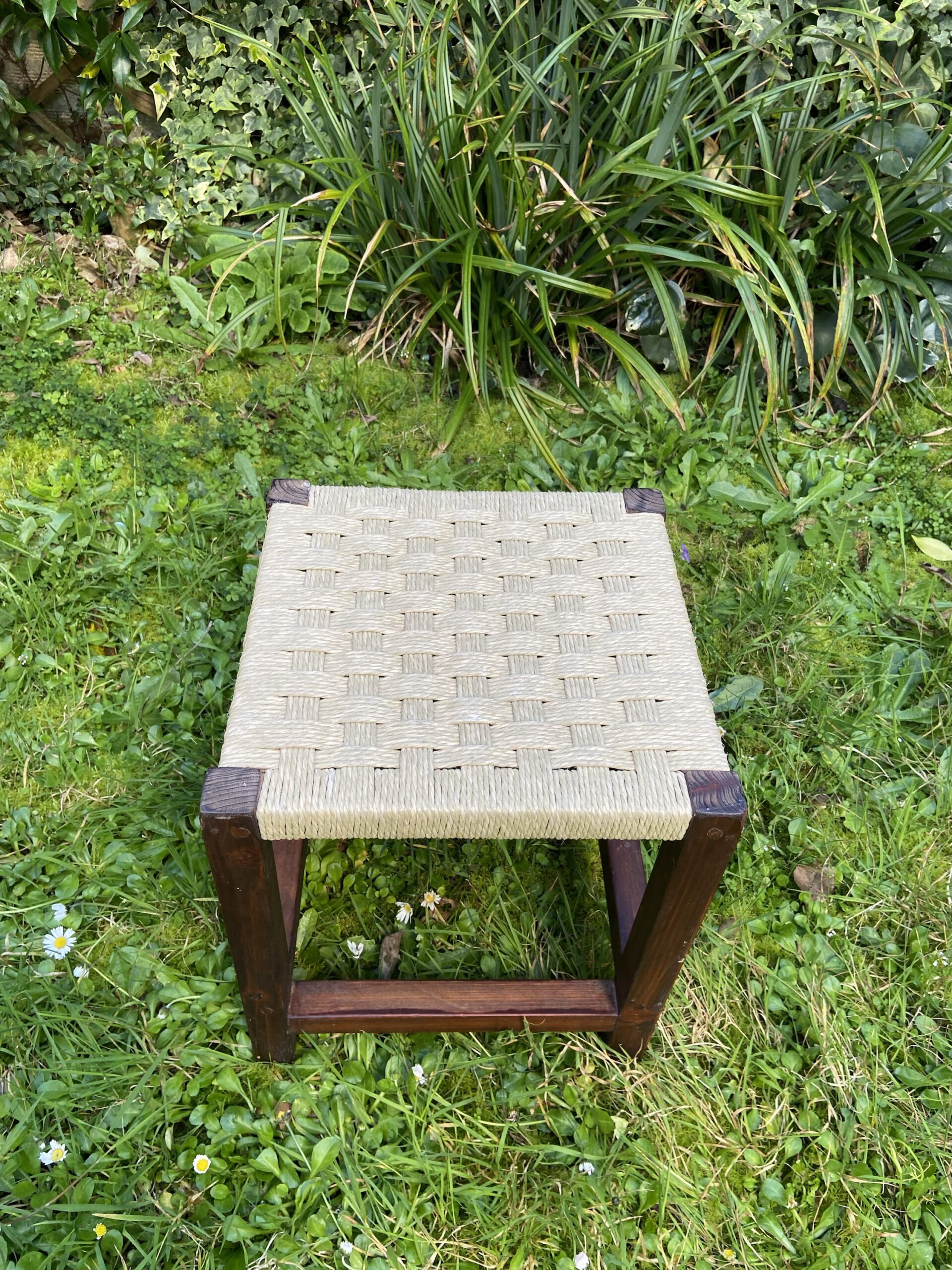 Tabouret vintage en bois et corde – Image 2