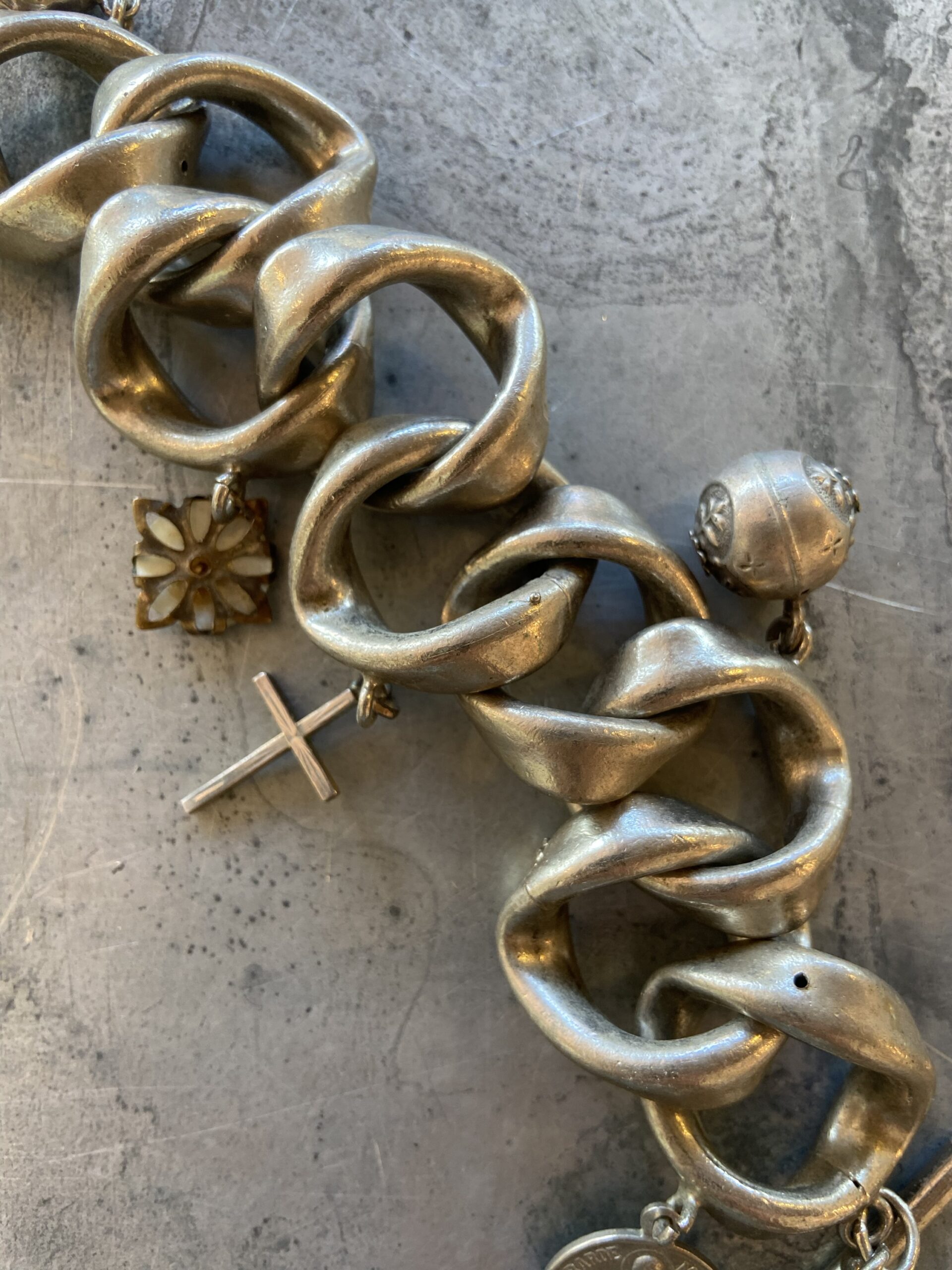 Gourmette à breloques vintage – Image 3