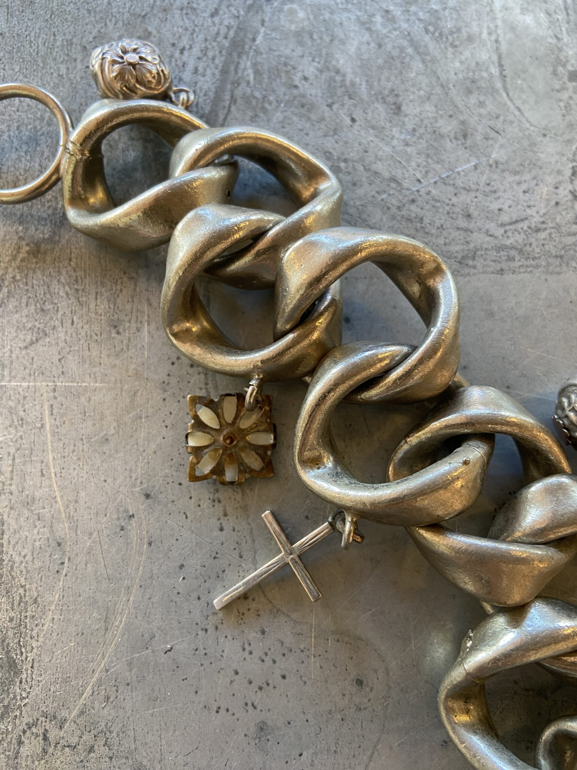 Gourmette à breloques vintage – Image 2