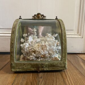 Vitrine ancienne de mariée